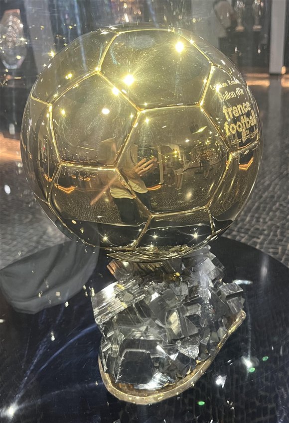 Harry Kane e il trofeo del Pallone d'oro 2026