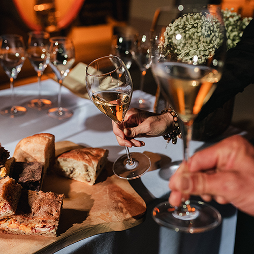 Calici di Trentodoc in degustazione durante il festival
